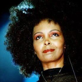 joëlle ursull, une chanteuse française guadeloupéenne qui fit partie de zouk machine et représenta la france à l'eurovision avec "white and black blues"