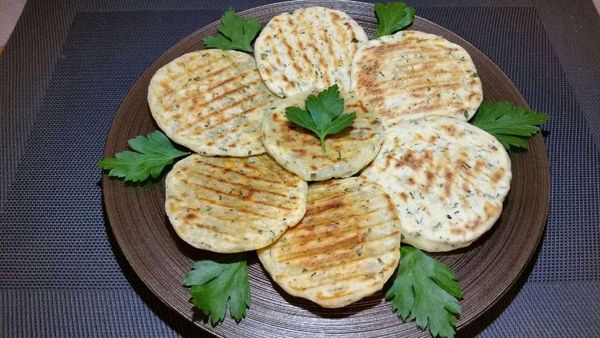 petits pains plats à l'ail et aux herbes (Flat Bread)