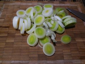 2 - Pour préparer votre bouillon, laver, couper et épépiner les tomates, émincer les oignons, éplucher et dégermer l'ail, couper le fenouil frais en quartiers et les blancs de poireaux en rondelles.