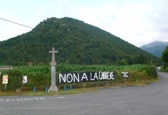 Conférence en défense de la montagne de Moncaüt le 17 septembre 2011 à Louvie-Juzon (Pyrénées-Atlantiques)