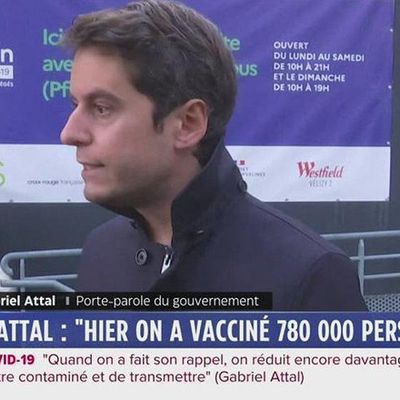 Gabriel Attal reçoit sa 3e dose au centre commercial de Vélizy 2 le 11 décembre 2021