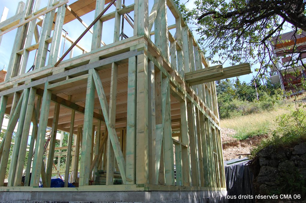 Montage d'un chalet en poteau-poutre à la Station de Valberg dans les Alpes-Maritimes