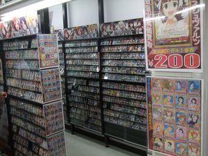 Un petit saut dans un magasin de cartes, puis arrivent les premières figurines, avant un saut au Super Potatoe, magasin dédié au jeu rétro (haaaa, des Famicom (la NES chez nous) qui marchent ! Des Super Famicom ! Et les jeux qui vont avec ! Aaaaaah !