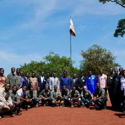 Célébration des 11 ans du partenariat entre le Gouvernement centrafricain et African Parks : le gouverneur de la région du Haut-Oubangui et Chinko rendent hommage au personnel à Kocho