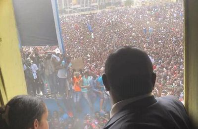 CONGO-RDC : J.P.BEMBA -Le Couple Présidentiel qui admire son peuple 