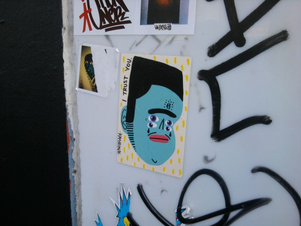 Les drôles d'autocollants de Kashink apparus avant l'ouverture officielle du Festival Mural.