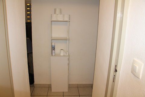 Il se glisse facilement entre les toilettes et un mur, il mesure 1m37 de hauteur, 15,5 cm de large et 33 cm de profondeur 3 étagères, 2 rangements avec porte et 1 tiroir de rangement. prix 30 €