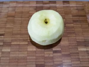 1 - Mettre le mélange de raisins secs à macérer dans le rhum ambré. Peler l'ananas et le découper en tranches en ôtant la partie centrale puis en petits cubes. Faire de même avec la pomme pour obtenir des petits dés.