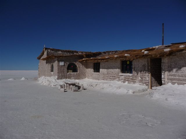 Seulement trois semaines passées dans cet étrange pays et des couleurs pleins les yeux à jamais. Le merveilleux Salar d'Uyuni, la très haute Potosi et la douce Sucre où nous nous sommes mis sérieusement à l'espagnol. 