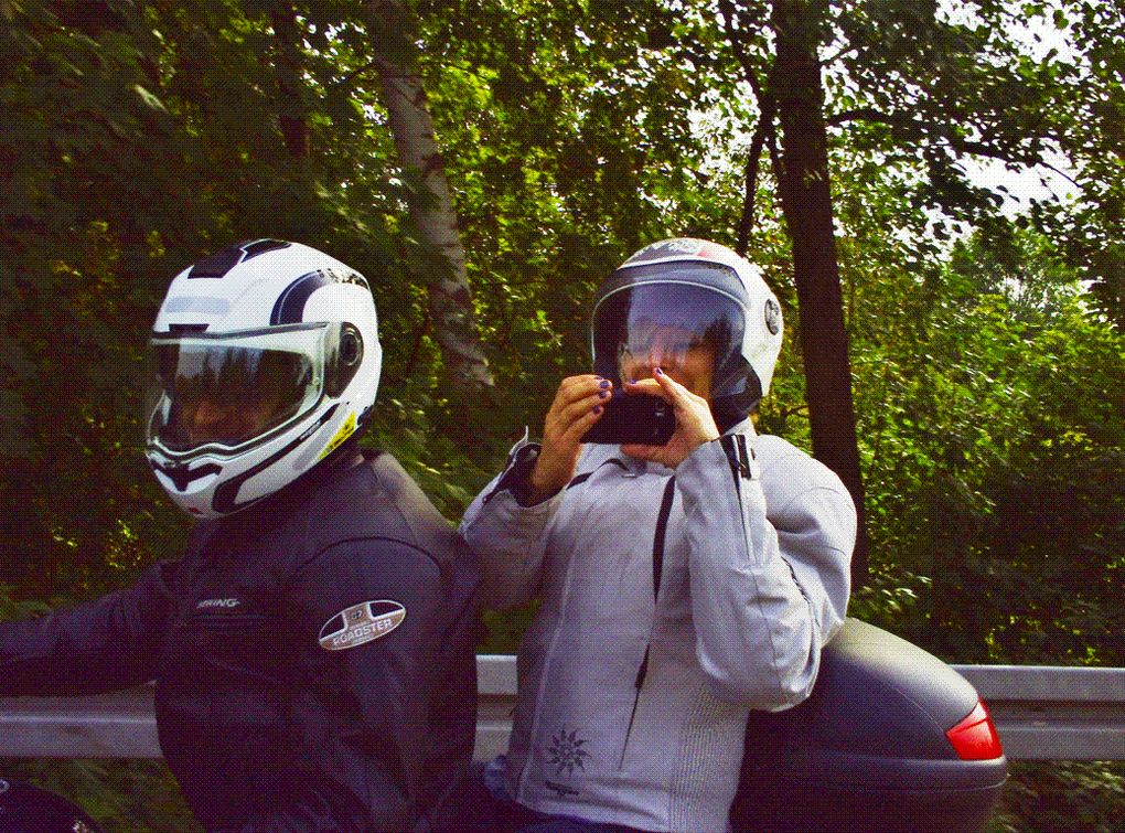DIAPORAMA 5 PHOTOS - PAS ÉVIDENT DE PRENDRE DES PHOTOS EN ROULANT - JE RAPELLE QUE GG A SUIVI UNE "FERRARRI". SUR L'ANNEAU DU RHIN DURANT TROIS JOURS SANS JAMAIS RATER UNE PHOTO........... ET DE FAIT MERITE LA QUALIFICATION DE PHOTOGRAPHE DU UNSERSBANDE