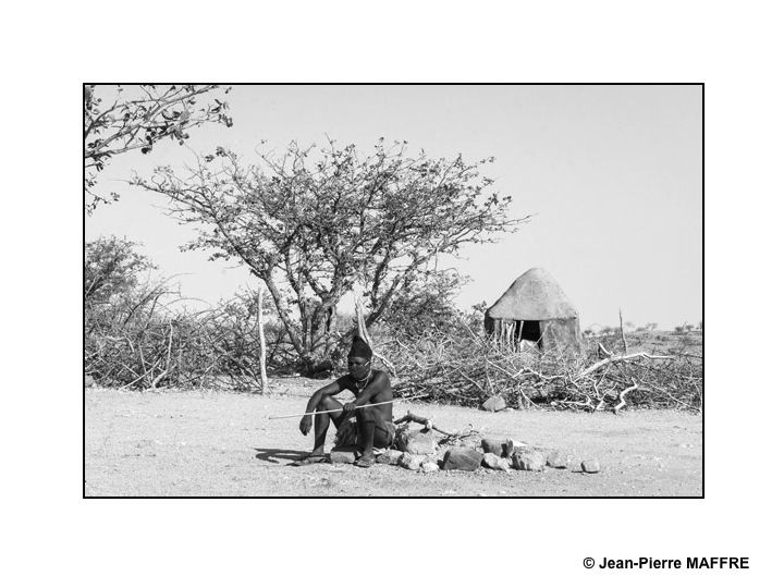 Présents en Afrique australe, les Himbas sont principalement établis au nord de la Namibie dans le désert côtier du Kaokoveld.