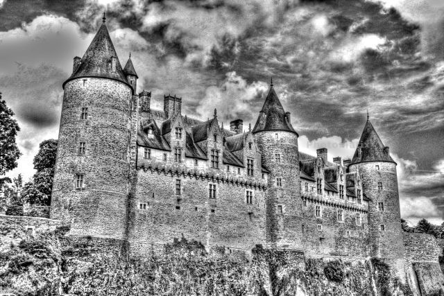 Photographe auteur, originaire de la forêt de Brocéliande. Pratique essentiellement la retouche et le photomontage numérique.