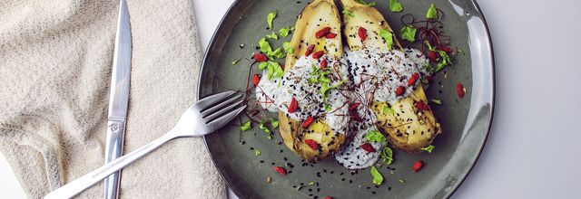 AUBERGINES « BRULÉES » A L’HUILE TRUFFÉE, SAUCE AUX FINES HERBES, BAIES DE GOJI ET PIMENTS FILAMENTS