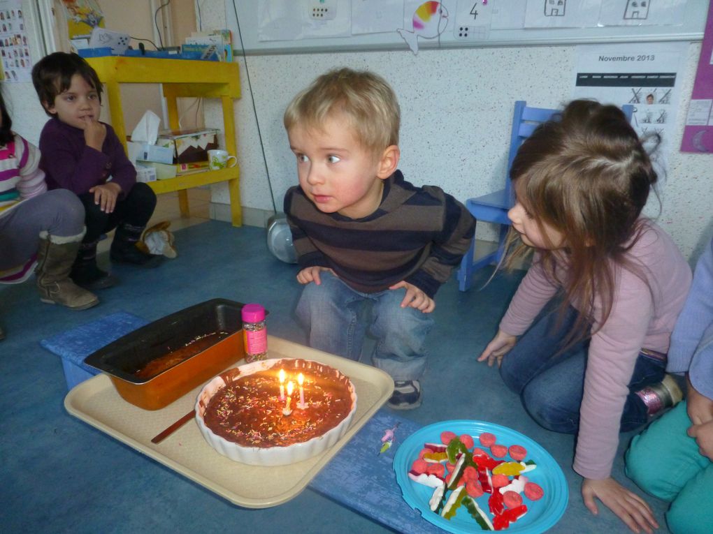 Nos petits apprenants ont confectionné leurs gâteaux d'anniversaire! Quel bonheur !
Charlie a eu 3 ans et Paloma 4 ans. 
Bon anniversaire à tous les deux!!