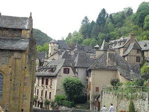 Pousuivie l'aprés midi à Conques (ancienne étape des pélerins de St Jacques de Compostelle), où nous avons pu voir son abbaye et tous ses "trésors".