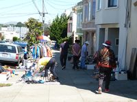 Samedi 7 septembre 2013: il fait beau et chaud, direction la plage. On croise en chemin: une dame qui parle seule, un "garage sale", c'est à dire que les propriétaires font leur petit vide-grenier, un petit jardin qui sent bon le bassin californien, la Great Highway vide, une plage version "c'est l'été"