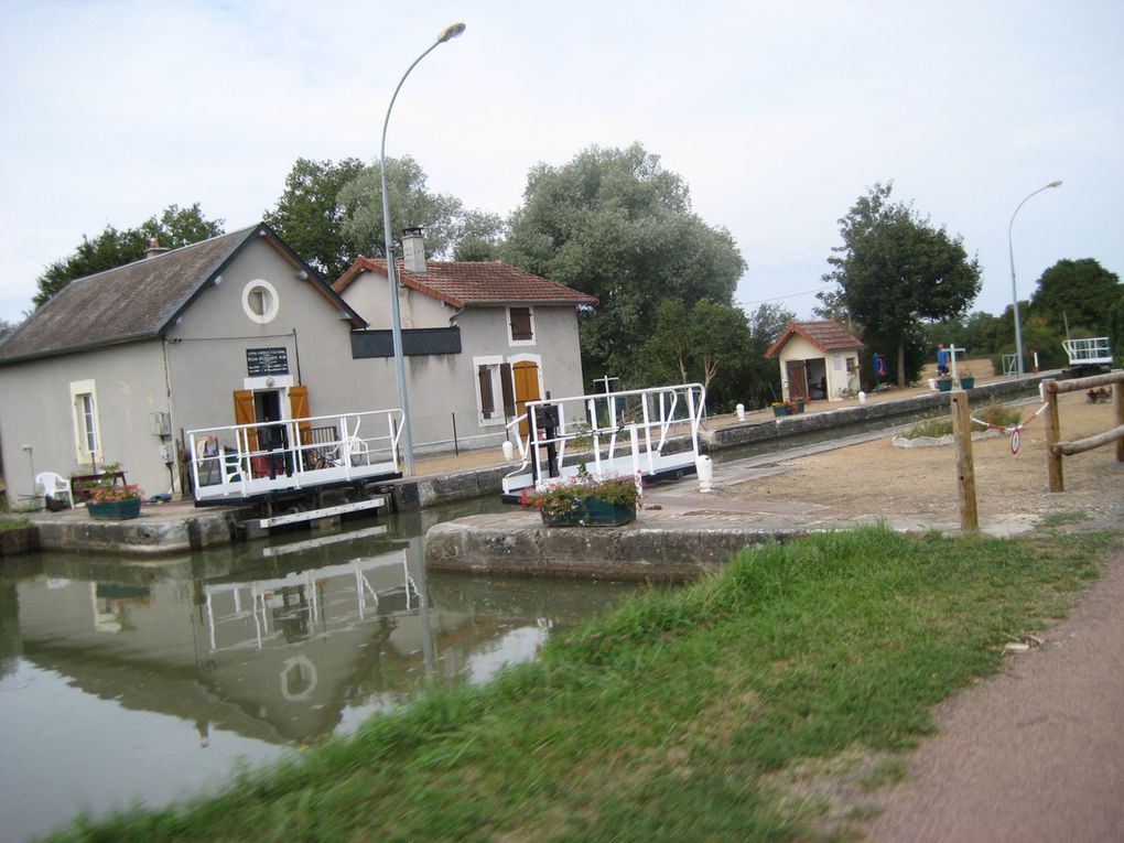 De la compagnie sur le chemin, puis ravito où je garde toujours un œil sur le vélo.