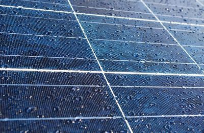 Des panneaux solaires qui récupèrent l’énergie de la… pluie !
