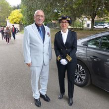 RÉGION AUVERGNE/RHÔNE-ALPES : SAINT-BONNET DE MURE (69) : SAMEDI 14 OCTOBRE 2023 : LORS DE LA RÉCEPTION À LA SALLE DE LA CHARPENTERIE LE PRÉSIDENT NATIONAL, ROLAND PICAUD, A REMIS À MADAME LA SOUS-PRÉFÈTE, EMMANUELLE DARMON, DIRECTRICE DE CABINET DE MADAME FABIENNE BUCCIO PRÉFÈTE DE LA RÉGION AURA ET PRÉFÈTE DU RHÔNE, LA MÉDAILLE ET DIPLÔME D’HONNEUR DU M.N.V.E. N 