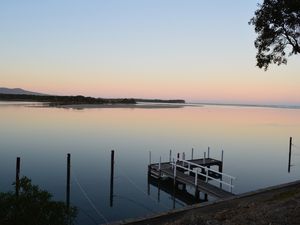 Mallacoota, au coucher du soleil. Pas un chat, juste un phoque et un pélican.