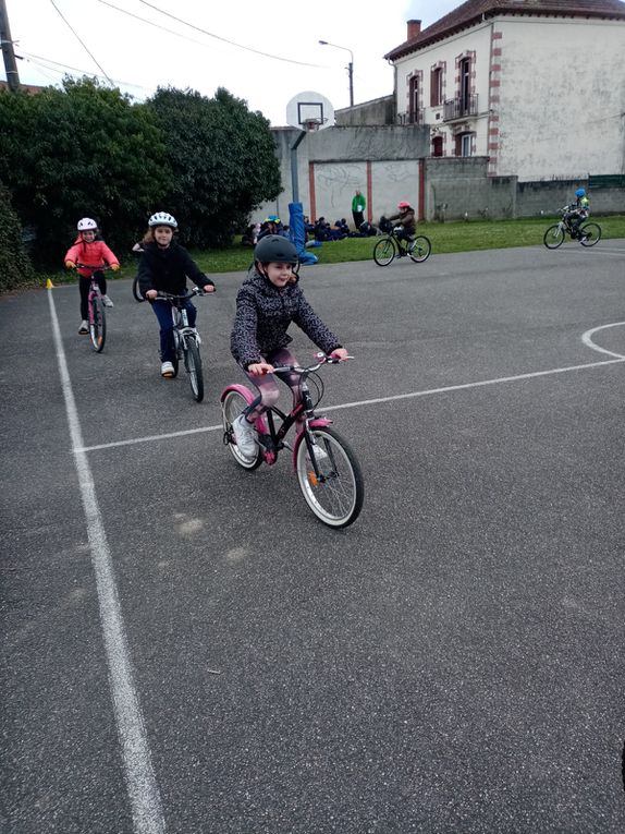 Quelques photos de nos entraînements vélos au stade avant nos exploits sur le bord du canal !