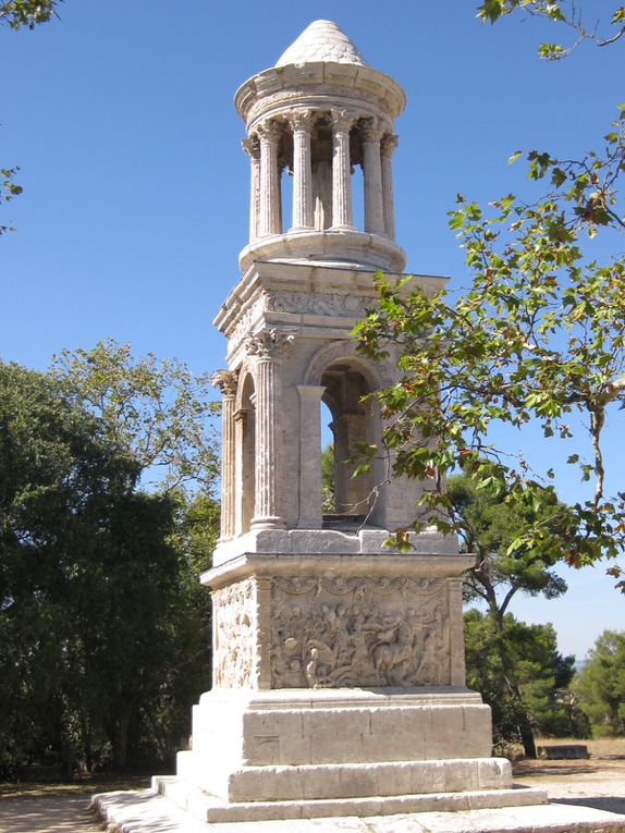 Les Antiques puis le site du Glanum : ancienne ville qui doit son existence à la présence d'une source venant des Alpilles.