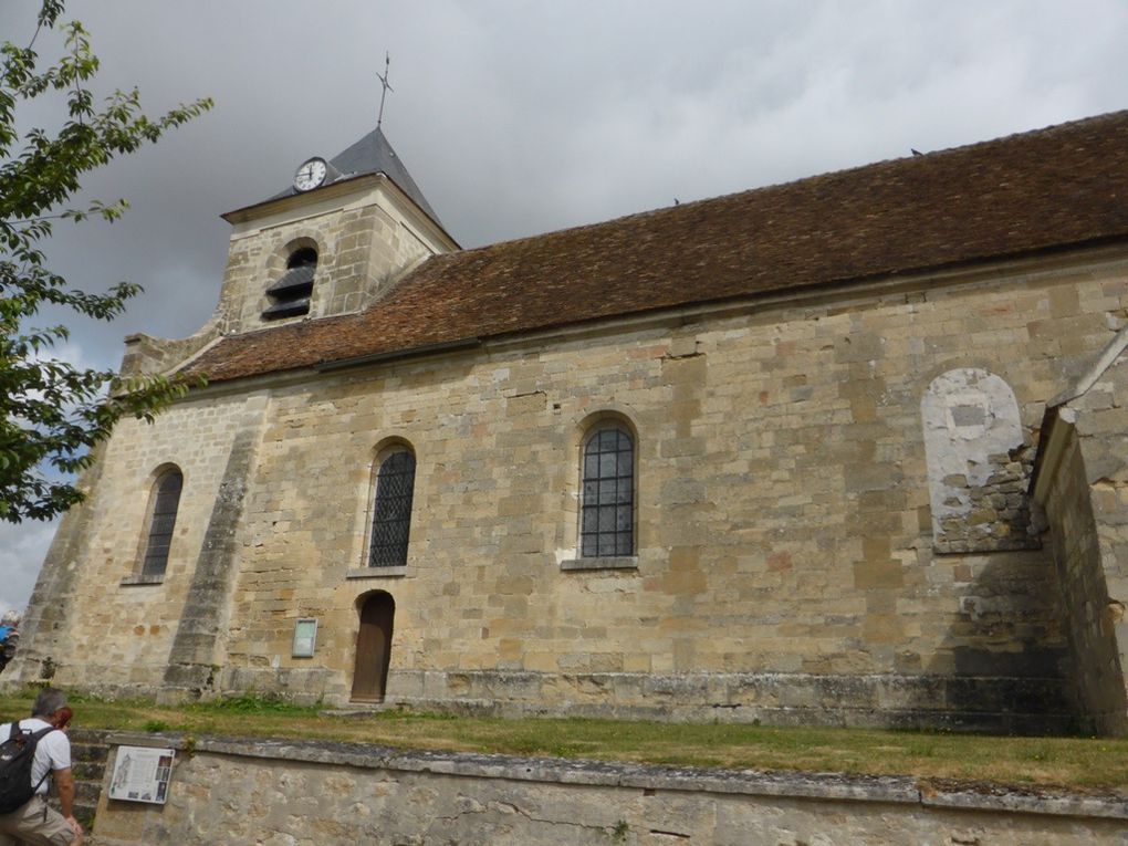 Sagy -Un des pavillons de garde du Chateau et l'église St Sulpice