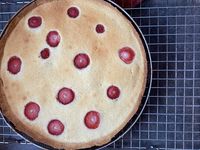 Tarte aux fraises, pâte sucrée, crème d'amande, compotée de fraises et ganache montée au chocolat blanc