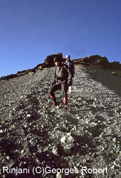 Sur l'île de Lombok en Indonésie, le Rinjani qui culmine à 3726m est un volcan dont il ne faut pas rater l'ascension... Voilà quelques images.