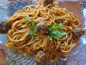 spaghetti en sauce rouge avec les boulettes de viande hachée