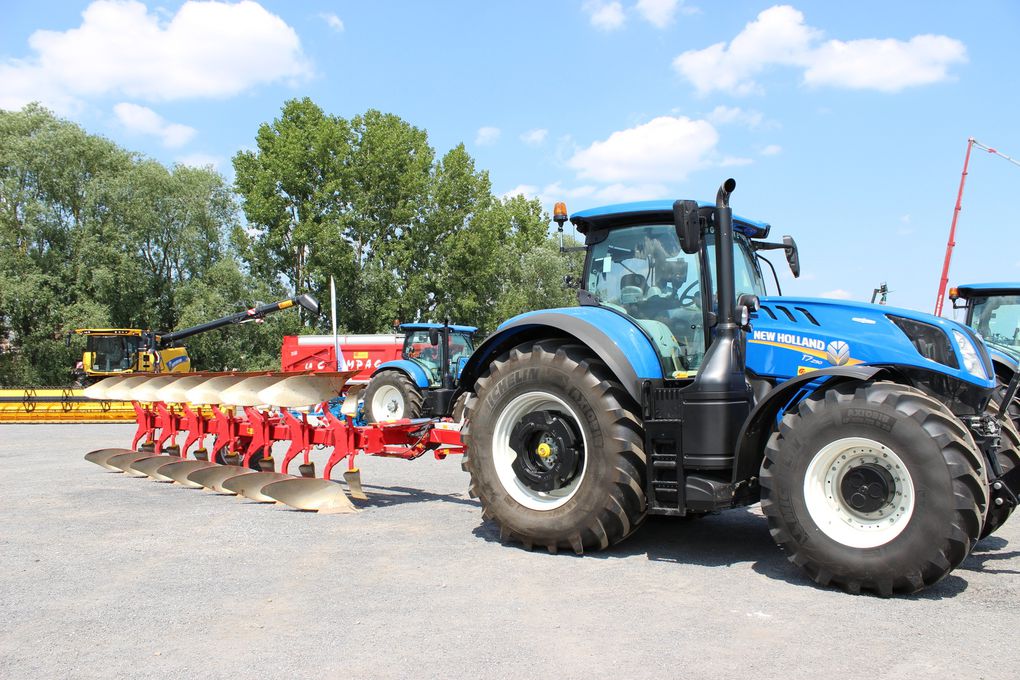 En exposition du matériel agricole, avec un trateur sur chenille de 620 ch, avec des chaines 3 points, comme sur les Caterpilars, avec une tension hydraulique. Les stands de nos armées, avec la prestigieuse "Légion étrangére" l'armée de l'air, la Gendarmerie et cerise sur le gâteau, la Fanfare de la Garde Républicaine à cheval.