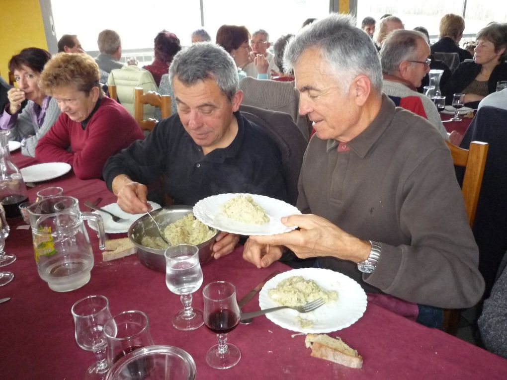 Belle réussite pour cette journée associant 2 heures de marche sous un magnifique soleil d'hiver et un excellent repas poule farcie/ stockfish pour 42 convives.