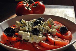 Salade de tomate à la grecque à la spiruline