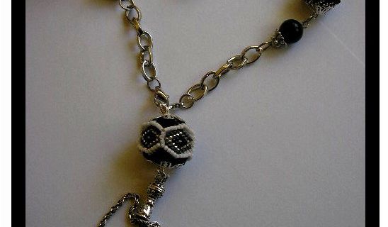 COLLIER AVEC BOULES PERLEES ET BRODEE