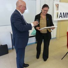 ÉCHO DES RÉGIONS/ AUVERGNE-RHÔNE-ALPES : UGINE (SAVOIE) SAMEDI 22 AVRIL 2023 ROLAND PICAUD PRÉSIDENT NATIONAL DU MÉMORIAL NATIONAL DES VÉTÉRANS DES ESSAIS NUCLÉAIRES A REMIS AU NOM DU CONSEIL D’ADMINISTRATION LA MÉDAILLE D’HONNEUR ET DU SOUVENIR À MADAME CLAIRE KOCH-CROUSIER DIRECTRICE DU SERVICE DÉPARTEMENTAL (SAVOIE) DE L’OFFICE NATIONAL DES COMBATTANTS ET DES VICTIMES DE GUER