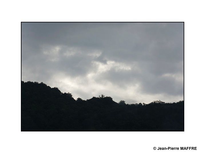 Brouillards, nuages, ciels et montagnes nous mènent doucement dans l'atmosphère poétique des estampes chinoises.