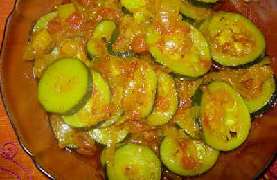 Kabouïa (courgettes) sautées à la tomate et aux oignons