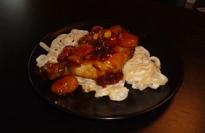 Tajine de poulet aux abricots et aux amandes