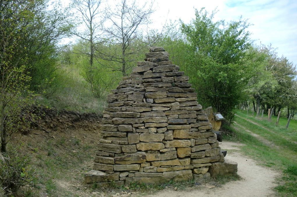 Et nous voilà au dernier des sept chortens, appelé le Temple, avant d'accéder au sommet du Bastberg. 