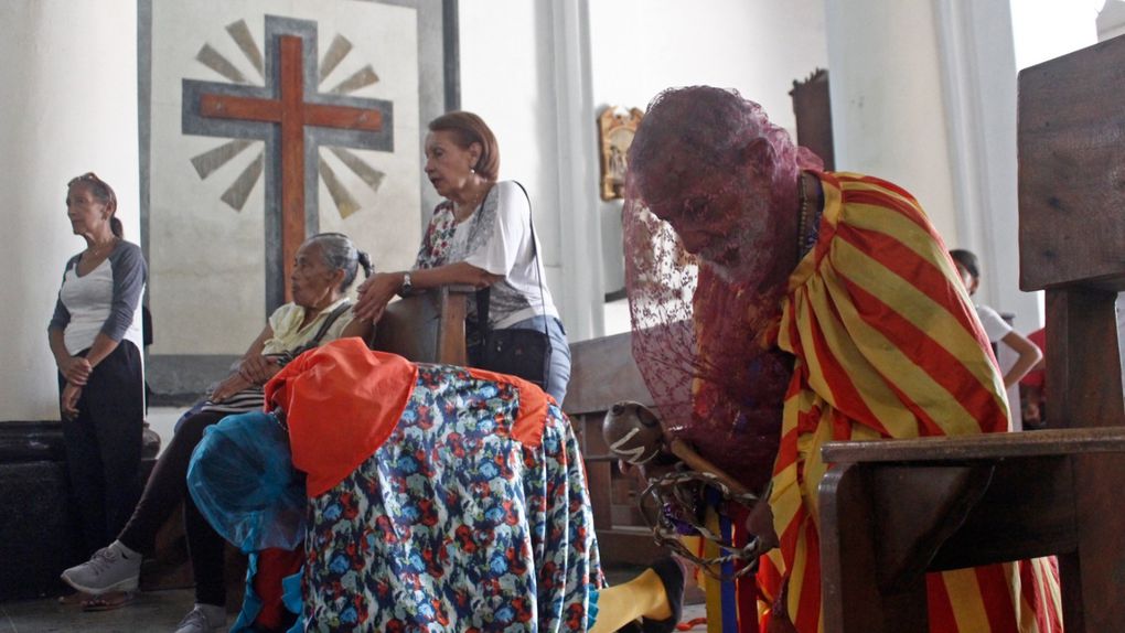 Diablos Danzante de San Millán en Puerto Cabello se rindieron ante Santísimo en celebración del Corpus Christi 