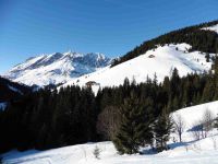 Dans la clairière sous l'Eperon avec ses chalets. En face on peut voir le Char au dessus de Prise Nouvelle.