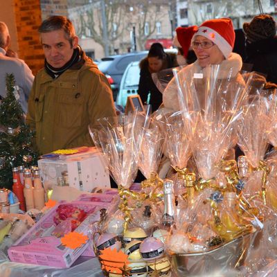  Genas- Marché de Noël et Carrousel sur la place