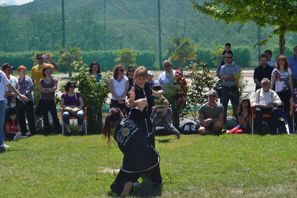 "SEMANA DE LA FAMILIA MOMO SPORTS CLUB" - Equipo Maestra Paty Lee y Maestro Senna ( Kung Fu Momo Sports Club) Gran Exhibición de Artes Marciales China, con Shifu Senna y Shifu Paty Lee. Información sobre Clases de Kung Fu y Tai Chi ; tlf 626992139