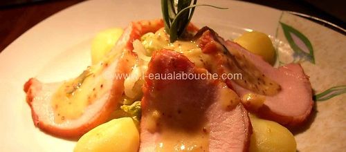 Carré De Jambon Fumé Pak Choi Et Pommes De Terre Vapeur Sauce Moutarde