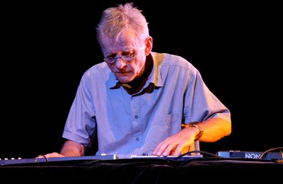 dieter moebius, l'un des pionniers de la musique krautrock ayant appartenu aux groupes cluster et harmonia