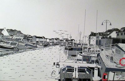 Voici un tableau que je viens de terminer, début novembre 2018. il représente le bassin à flot du port de pêche de Port en Bessin dans le Calvados. C'est une toile (30M) de 92 cms x 60 cms, faite à l'encre de chine sur un fond d'acrylique blanc avec quelques nuances de gris et un brin de rouge. Les mouettes sont toujours là.