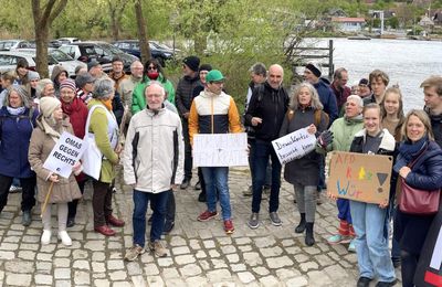Spontanes Bündnis für Demokratie und gegen Rechtsextremismus verhindert AfD-Wahlstand an den Mainfrankensälen in Veitshöchheim 