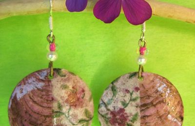 Boucles d'oreilles nature en nacre couleur lilas avec dessins liberty