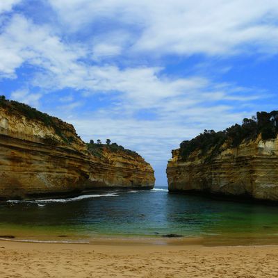 12 apôtres face à la mer, le granite à les boules dans les terres