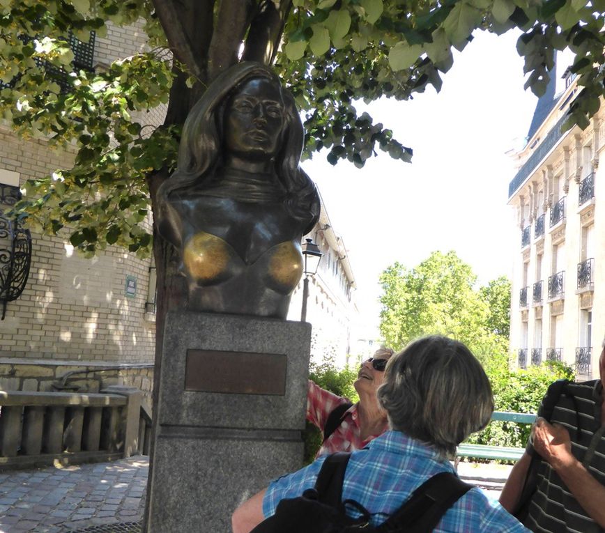 Et là, place Dalida, beaucoup de fans ...